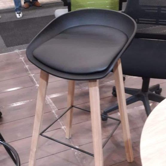 Banco About A Stool Réplica Acojinado - Negro